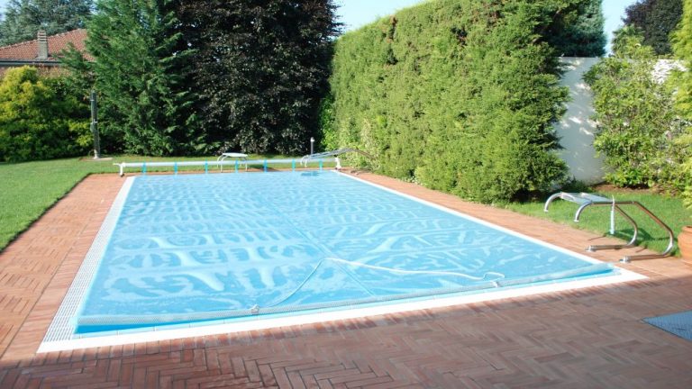 piscina interrata con copertura isotermica a bolle