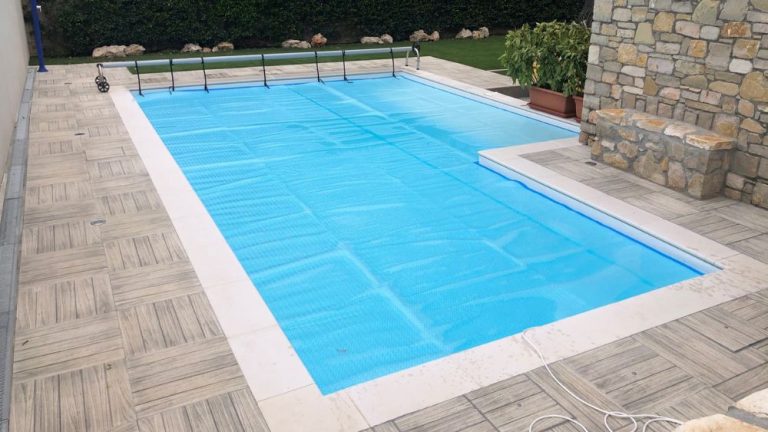 piscina interrata a L con copertura isotermica a bolle
