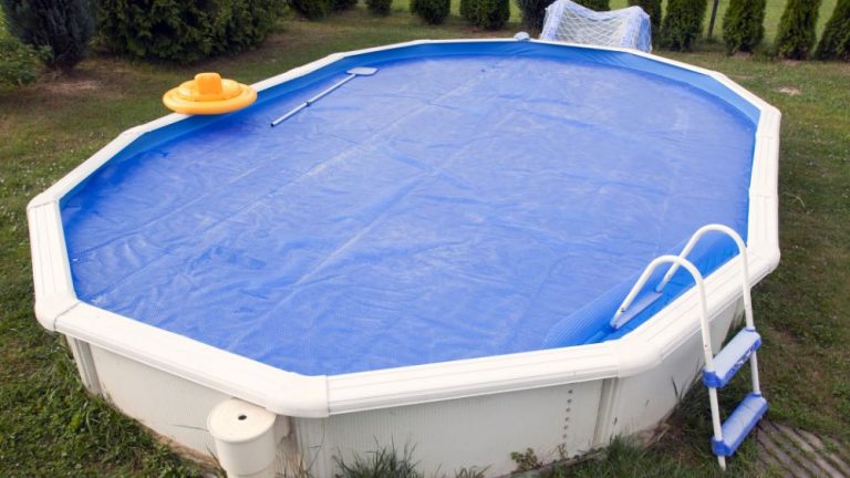 piscina fuori terra con copertura isotermica a bolle
