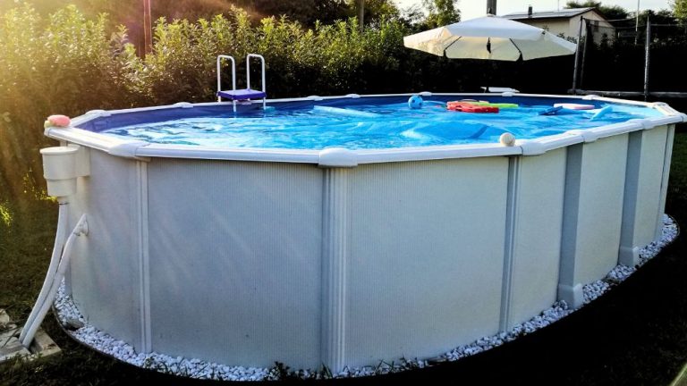 piscina fuori terra in lamiera con copertura isotermica a bolle