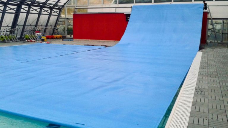 piscina interna con coperture isotermiche a schiuma